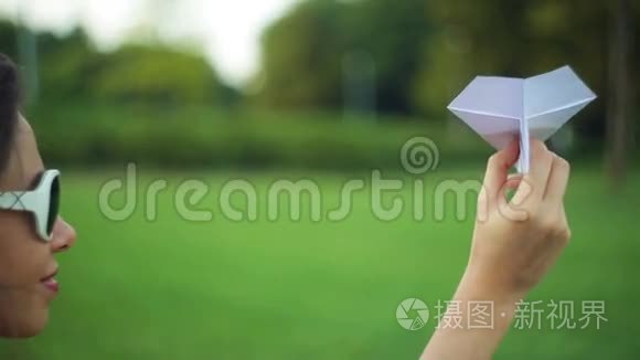 公园里拿着纸飞机的女人视频