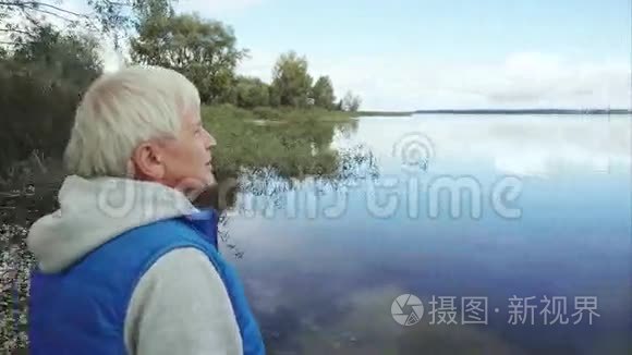 老人白发看湖的视频视频