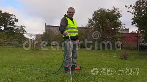 割草机附近花园的人工浇水视频