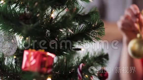 高级妇女用手装饰圣诞树视频