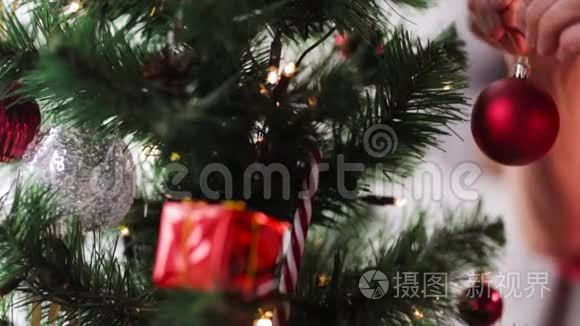 高级妇女用手装饰圣诞树视频