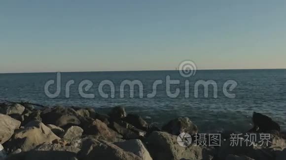 带海滩和游客的岩石海岸的缓慢全景。