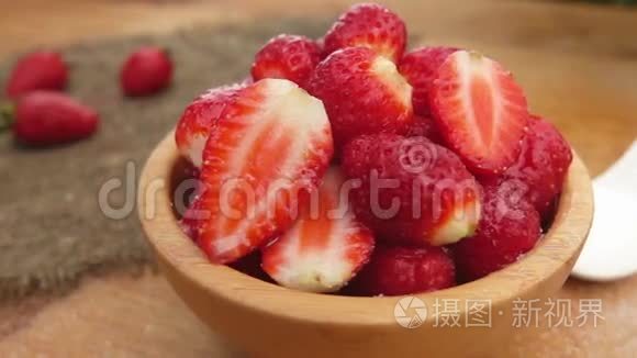 糖滴在新鲜草莓上视频