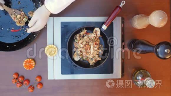 用柠檬装饰海鲜饭视频