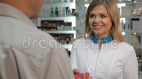 女药剂师向药店的顾客提供含片视频
