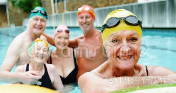 老年人在游泳池里微笑视频
