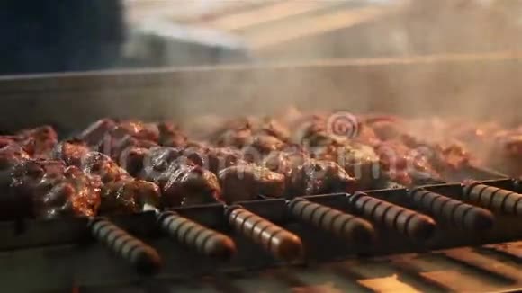 肉在扦子上旋转.. 把烧烤的食物烤熟。 准备美味的烤肉串。 什什利克。视频的预览图