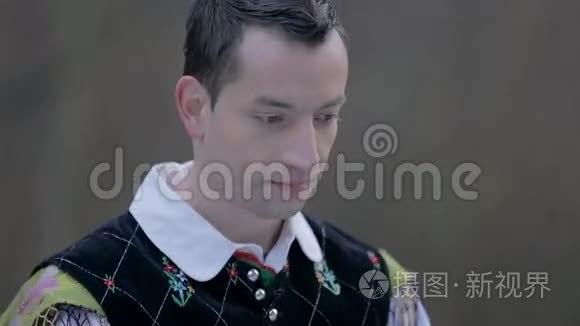 穿着民族服装清洗冰冷挡风玻璃的男性