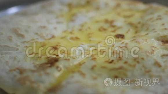 用蝙蝠烤饼涂抹人的手视频