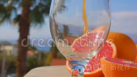 柚子汁倒入酒杯中视频