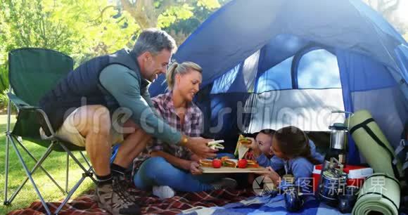 一家人在帐篷外吃零食视频