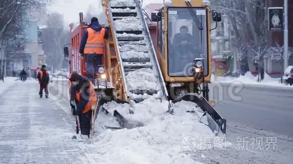 市政除雪机从街道上抓雪视频