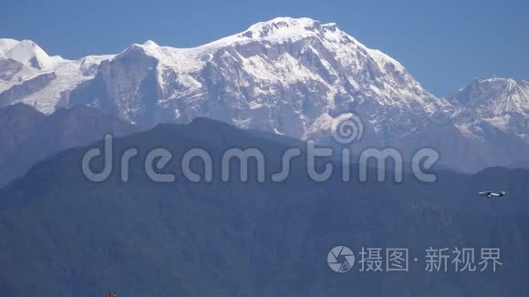 小型飞机飞越喜马拉雅山山脉视频