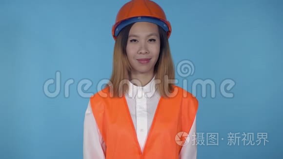 漂亮的韩国女建筑工人举手示意视频