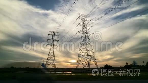 稻田两路输电铁塔日落视频