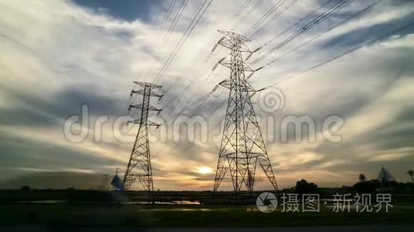 稻田两路输电铁塔日落视频