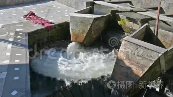 罗马尼亚的旧木洗衣机视频