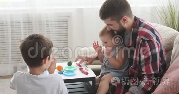 父亲和孩子们玩塑料