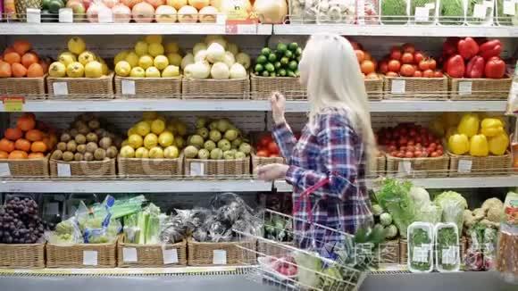 女人在超市里吃水果视频