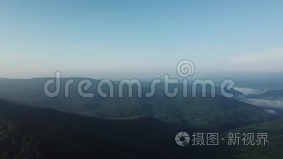 阳光明媚的早晨，雾蒙蒙的高加索山脉的空中景观。