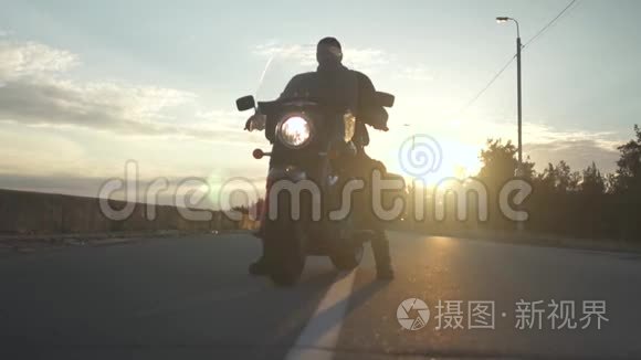 日落时骑摩托车的人在路上视频