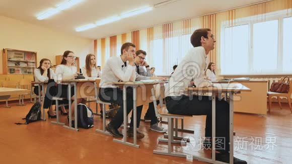 教室里的学生在他们的桌子旁。 俄罗斯学校。