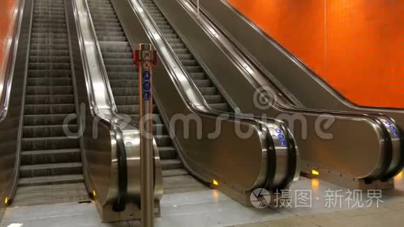 地铁大型现代化自动扶梯。四车道无人上下移动的无人扶梯