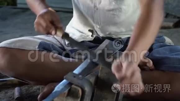 工匠锋利的铁刀刀片视频