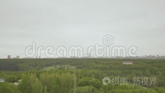 从莫斯科郊区建筑高度看绿色弥撒。 五月。 春天。