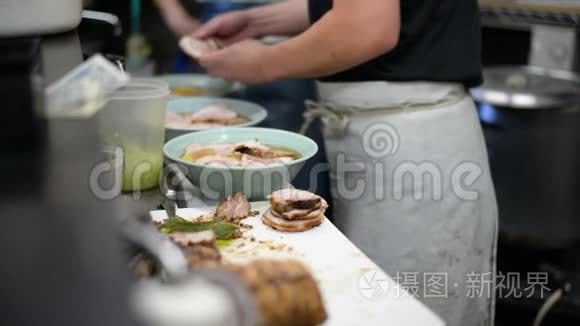 日本厨师在餐厅做拉面视频