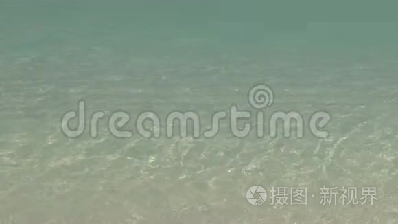 岛上海滩上清澈的水波