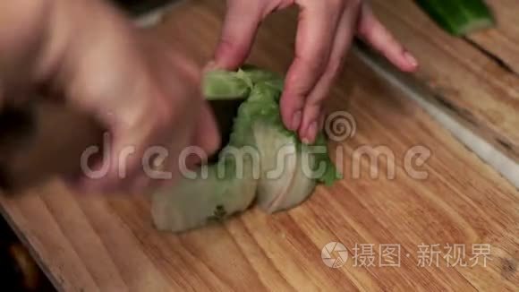 女用手在木板上用刀切青白菜视频