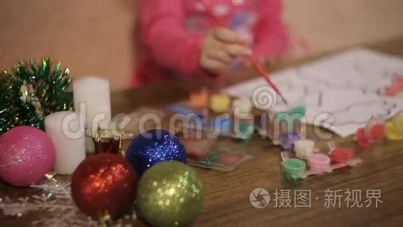 小女孩努力画一幅冬夜的圣诞画视频