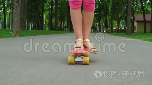 小女孩在公园的路上玩滑板视频