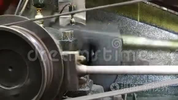 用水蒸汽机工作的旧机器视频