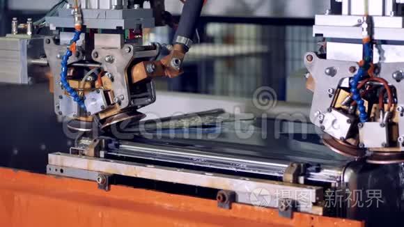 工业机器人设备焊接金属零件..