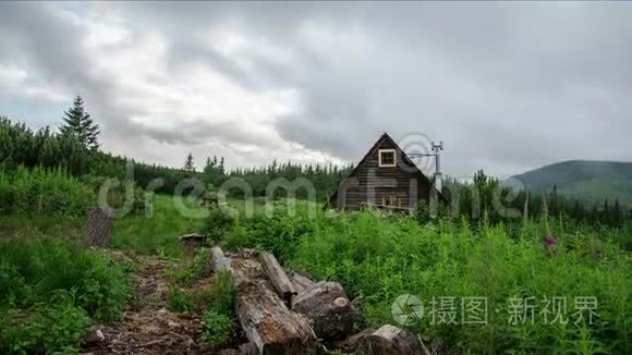 云飞过山林间的小屋