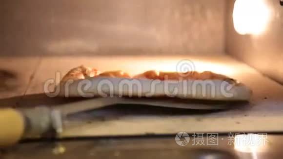 意大利披萨在烤箱里视频