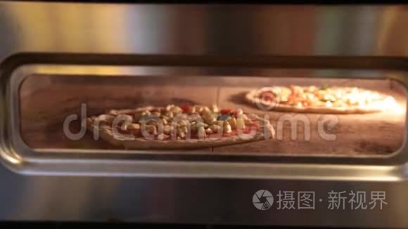 意大利披萨在烤箱里视频