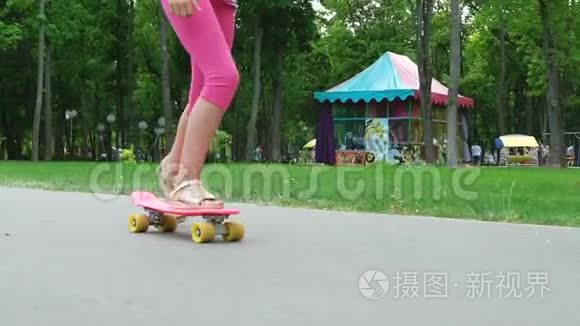 小女孩在公园的路上玩滑板