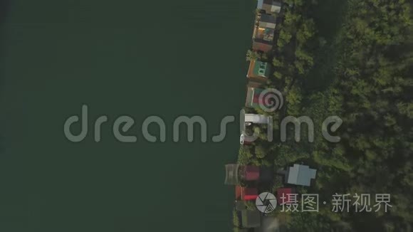 河岸上的浮动餐厅和宾馆视频