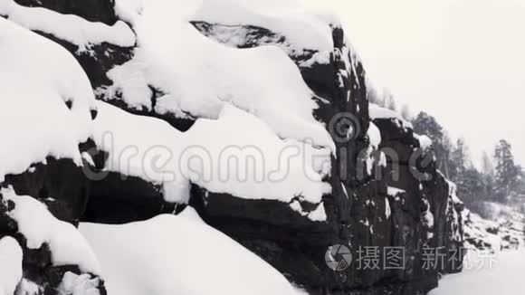 铁路附近的石崖被雪覆盖视频