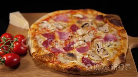 带意大利火腿和蘑菇的脆皮披萨视频