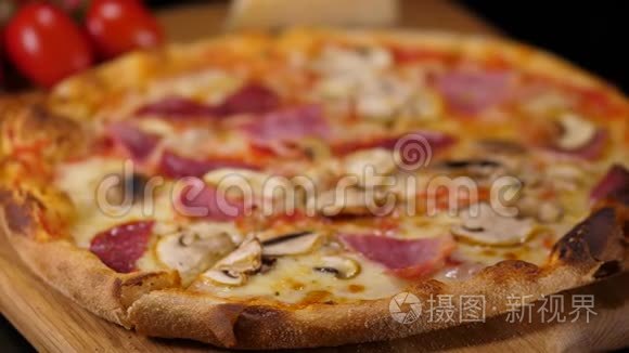 意大利餐厅提供新鲜的烤皮萨视频