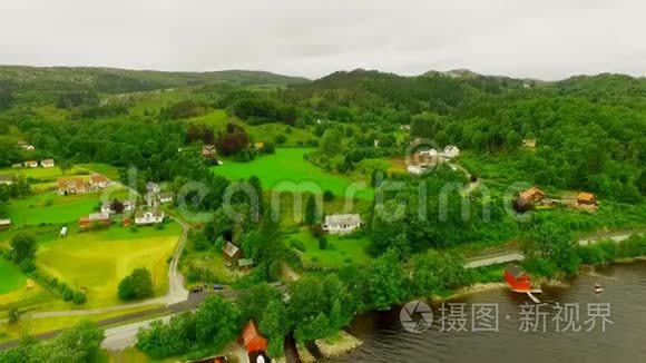 挪威。 河边风景如画的村庄。 空中VIE。