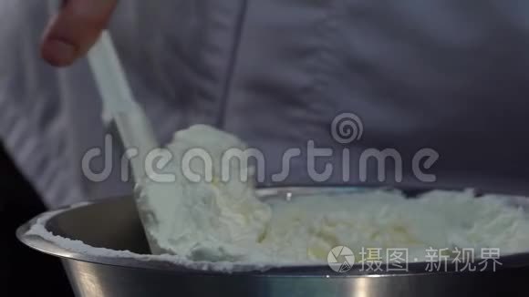 加鲜奶油。 白色温和的奶油。 特写镜头。