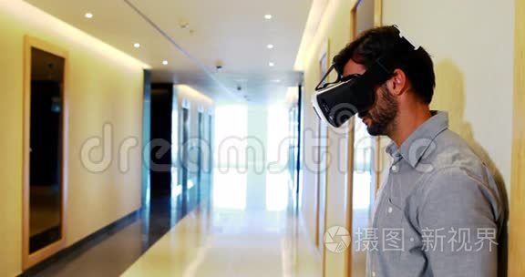 男性高管使用走廊虚拟现实耳机视频
