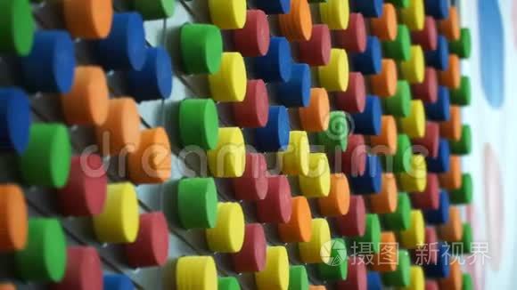 多色拼图儿童建构墙视频