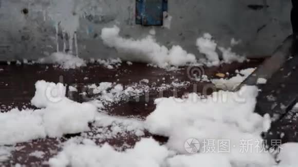 清除路上的积雪视频