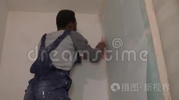 在建筑公司工作的黑人视频